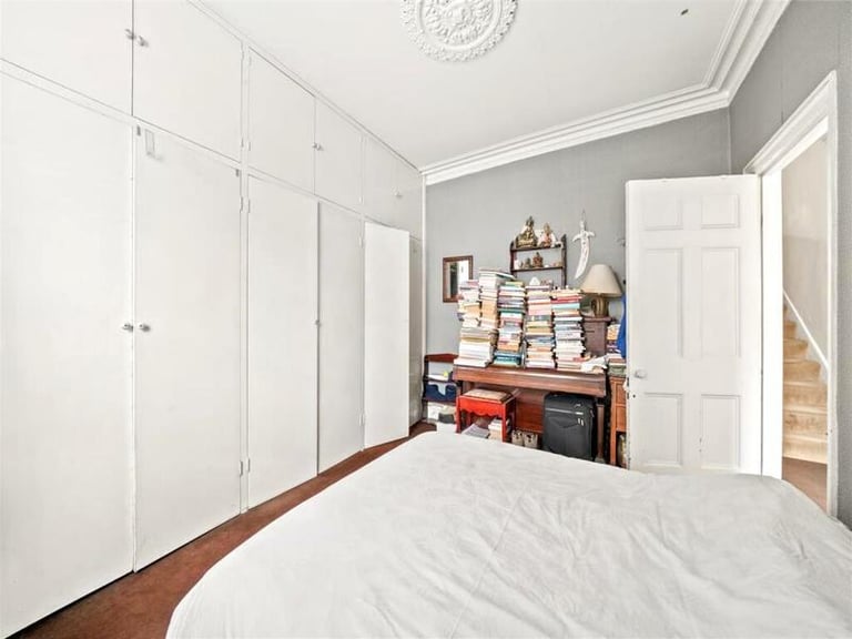 🏠 Bright and cozy room in Canning Town available