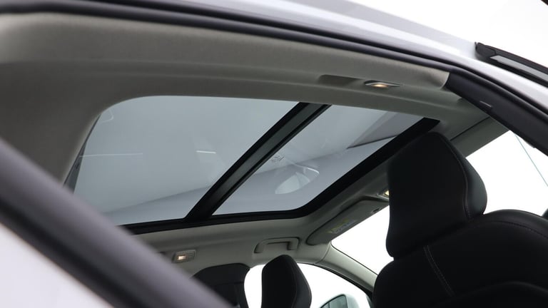 2025 Volvo XC40 B4 (P) Ultra Bright (Sunroof, Pilot Assist, BLIS, Leather) ESTATE Petrol/Electric...