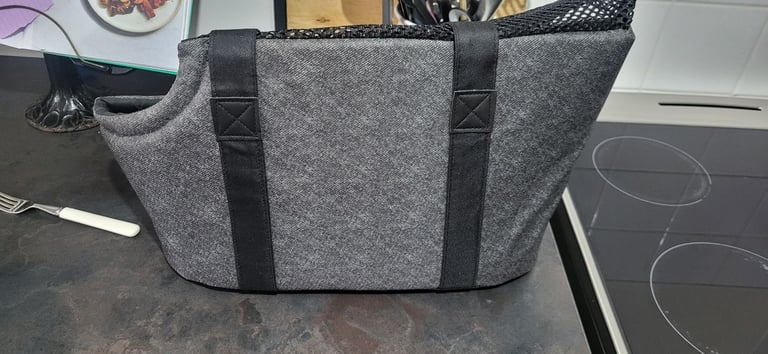 Pet carrier bag