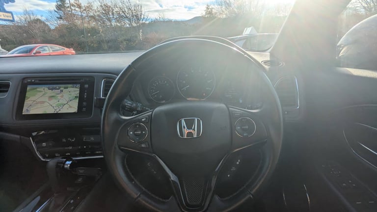 2019 Honda HR-V 1.5 i-VTEC Automatic – Panoramic Roof, MOT till March 2026, leather seats
