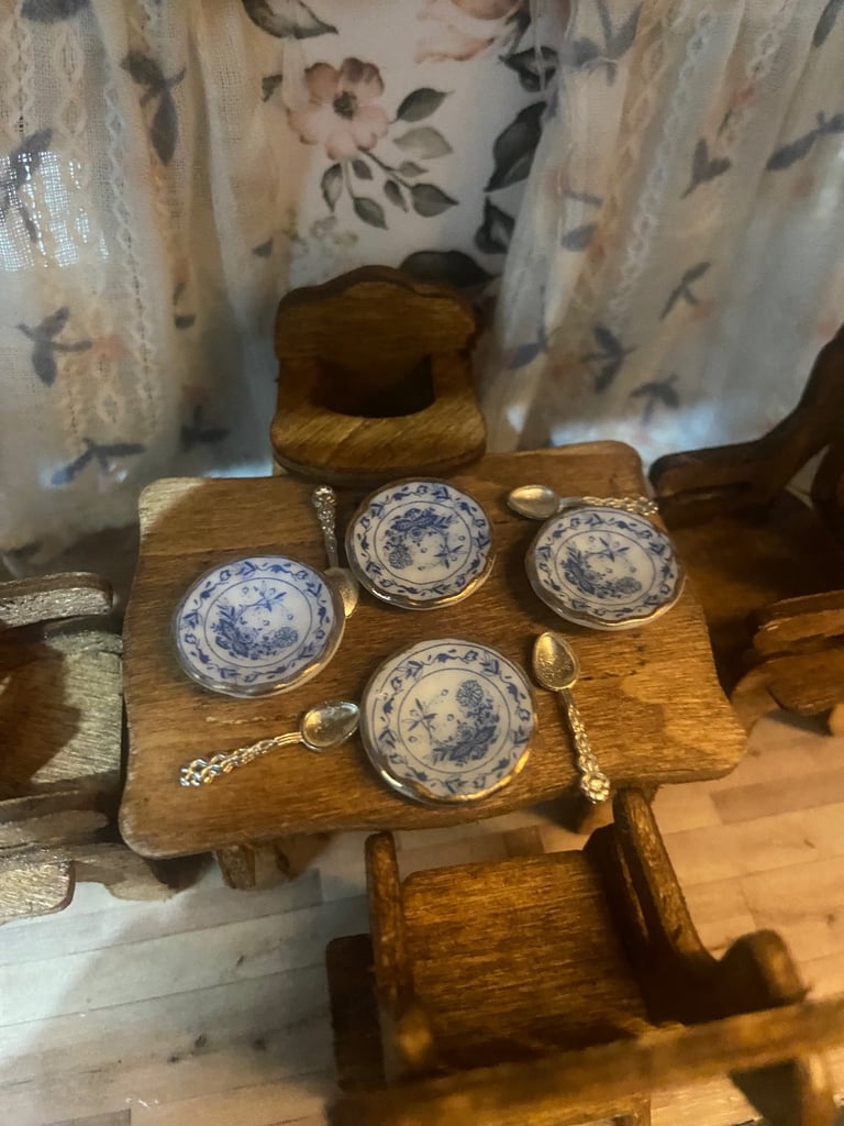 Wooden carry-on dollhouse with furniture