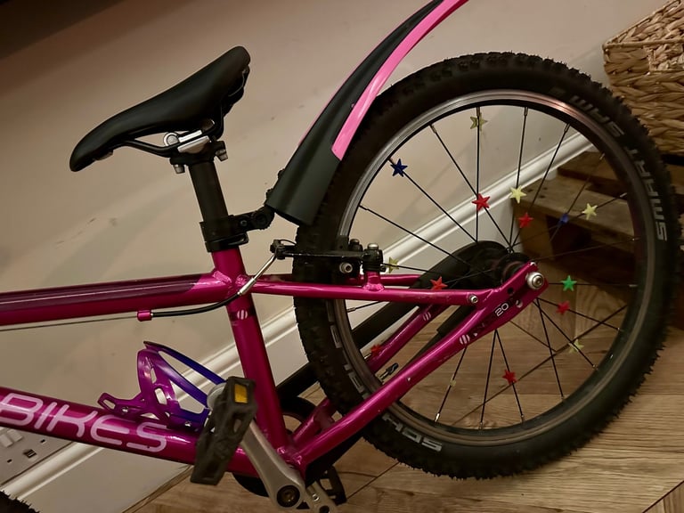 Isla bike pink 20’ wheels