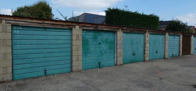 Garage/Parking/Storage: Crescent Road, Reading, RG1 5SP - GATED SITE