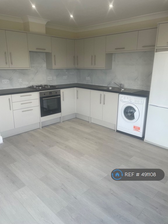 2 bedroom flat in Clarendon Court, Morden, SM4 (2 bed) (#491108)