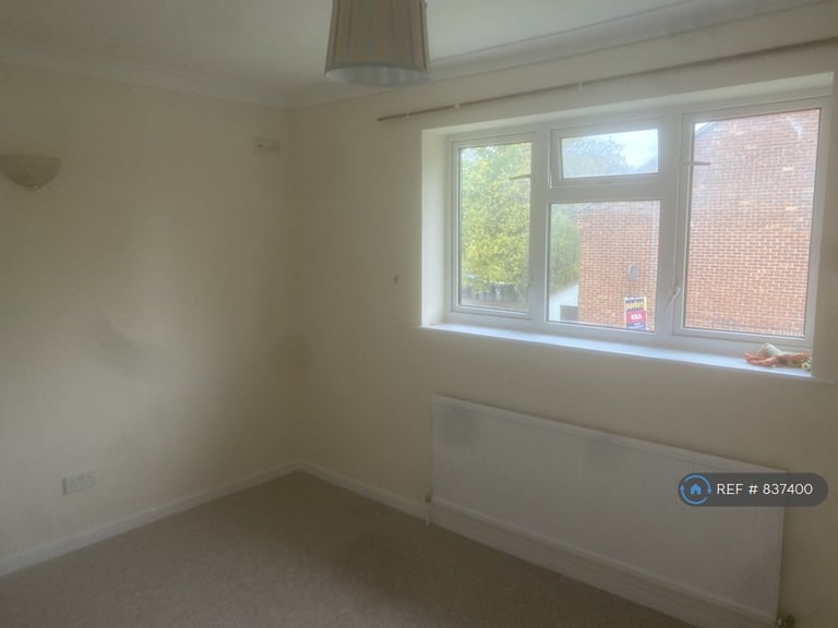 2 bedroom house in Warbreck Drive, Reading, RG31 (2 bed) (#837400)
