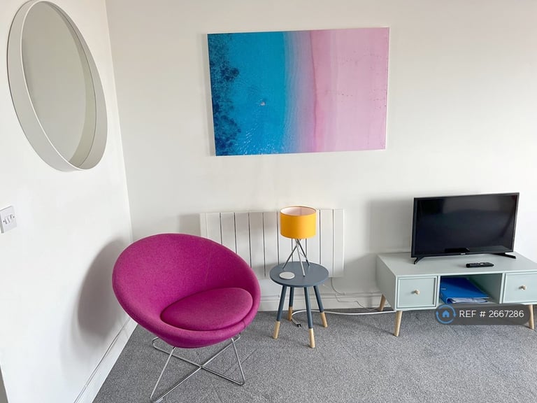 2 bedroom flat in Royal Esplanade, Margate, CT9 (2 bed) (#2667286)