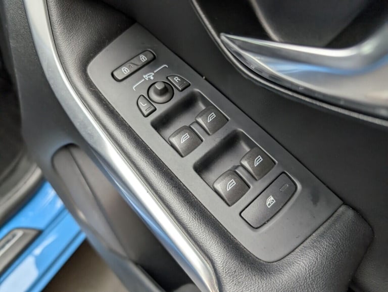 2015 Volvo V40 2.0 D2 R-Design Lux Nav Hatchback 5dr Diesel Manual Euro 6 (s/s) (120 ps) - HATCHB...