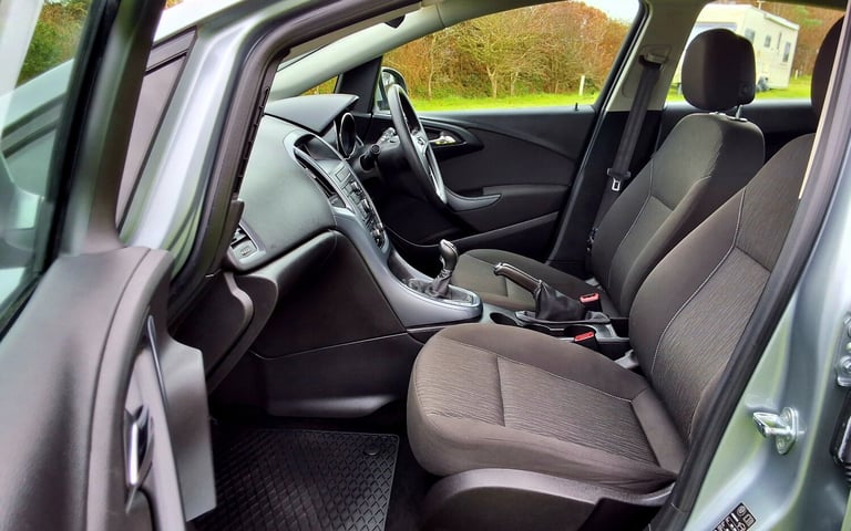 2015 Vauxhall Astra 1.4i 16V Design 5dr HATCHBACK Petrol Manual