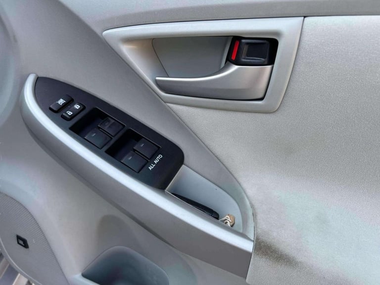 2013 Toyota Prius  1.8 VVT-h T Spirit CVT Euro 5 (s/s) 5dr Hatchback HYBRID ELECTRIC Automatic