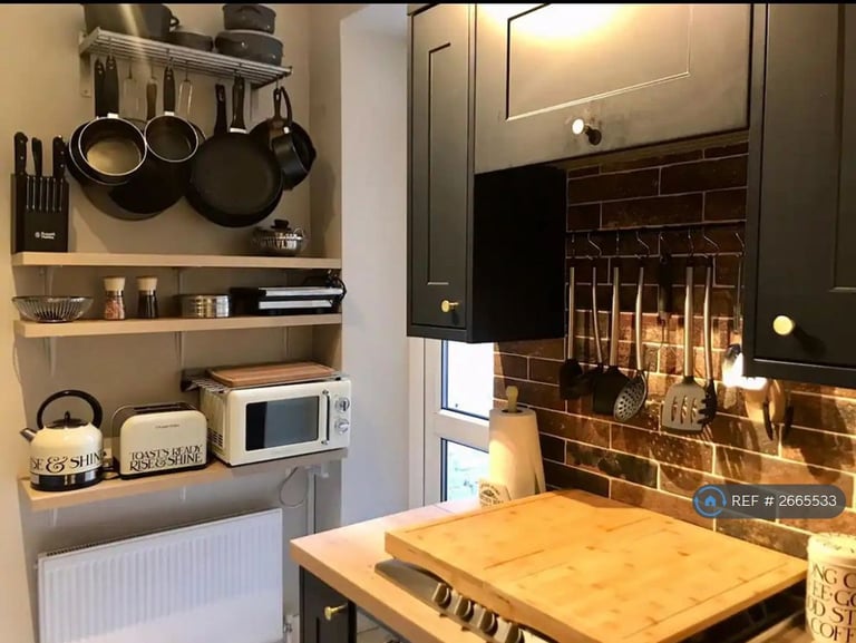 2 bedroom flat in Garratt Terrace, London, SW17 (2 bed) (#2665533)