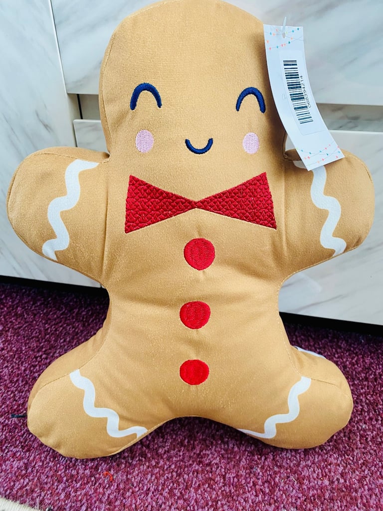 New pair of gingerbread men cushions 