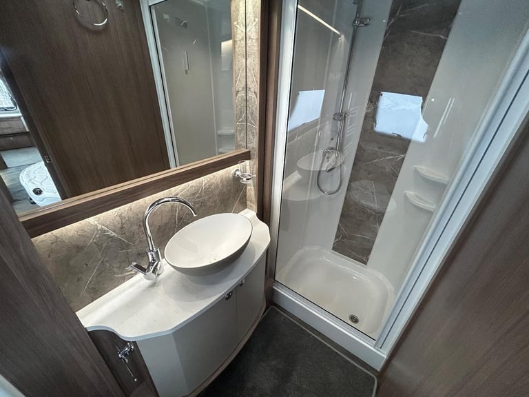 Coachman VIP 675 / 4 berth - TWIN AXLE 2023