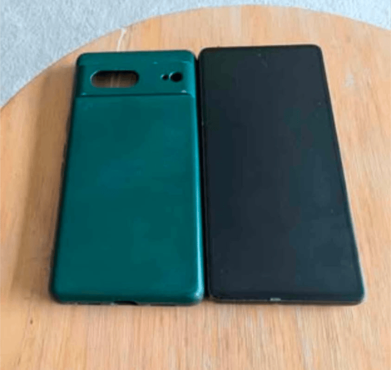 image for Google pixel 7 128gb, works perfectly, camera glass cracked (pictured), still works when zoomed