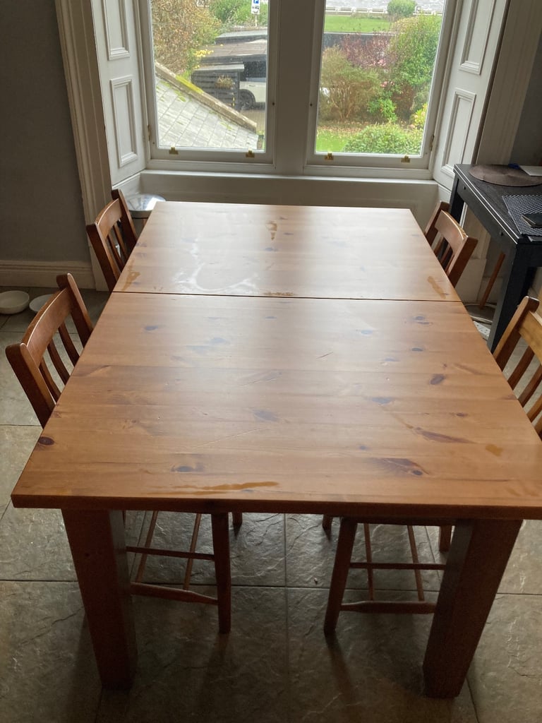 Extendable dining table and four chairs