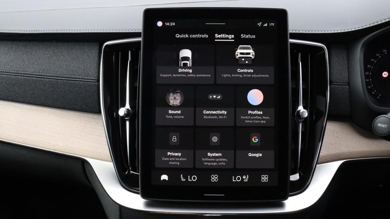 2025 Volvo XC90 B5 (P) AWD Plus Dark (Harman Kardon Sound, 360 Camera, Apple CarPlay, BLIS) ESTAT...