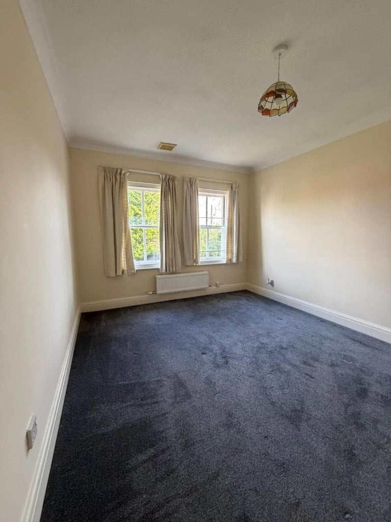 5 BEDROOM DETACHED HOME IN WINDSOR