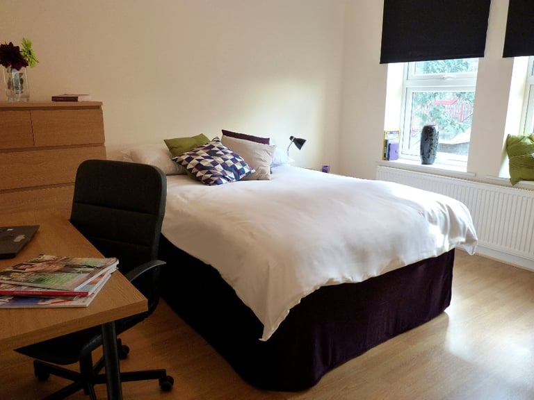 STUDENT ROOMS TO RENT IN LONDON. SHARED DOUBLE BEDROOM WITH STUDY DESK