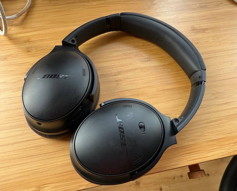 image for Bose QuietComfort SC Headphones and case