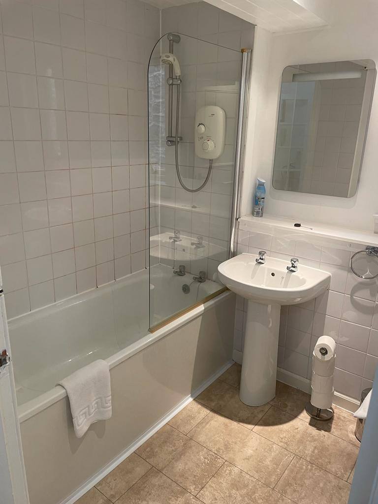 Newington. Beautiful refurbished 2 bedroomed ground floor flat with double glazing