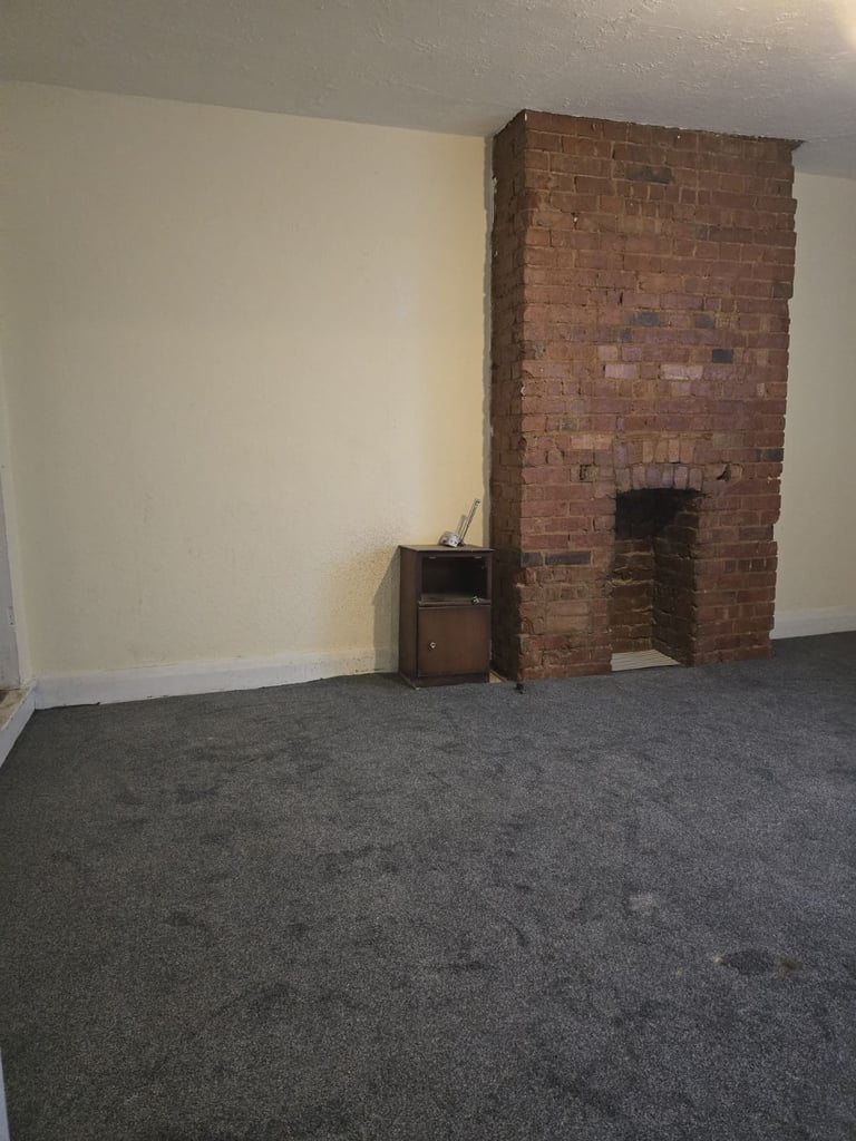 Spacious Double Rooms available in a well-maintained 4-bed flat located on London Road SM3.