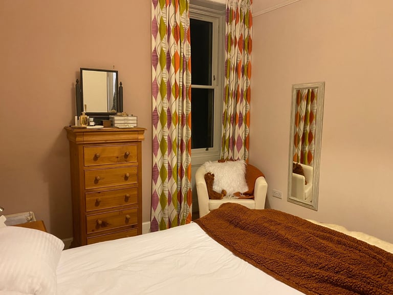 Beautiful, 2 bedroom, tenement flat with garden access – available November