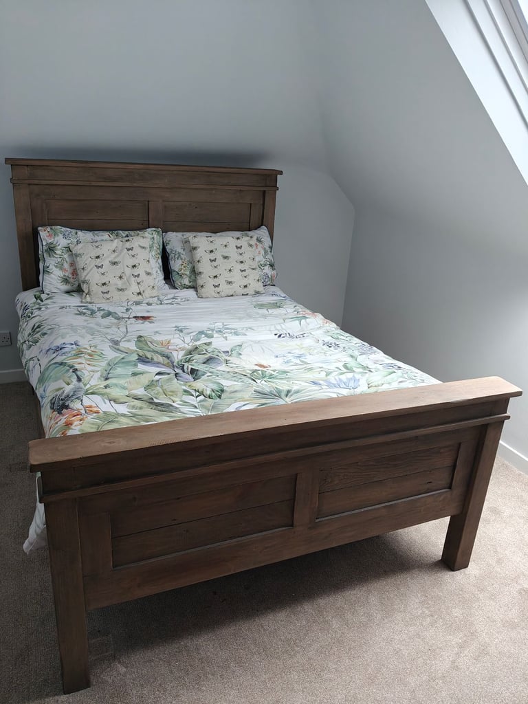 Solid bedroom furniture set 
