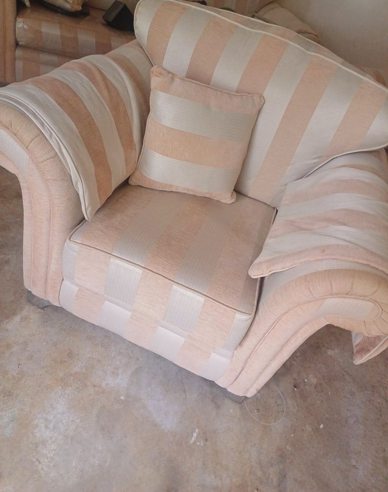 3 piece settee 1 large 3 seater 2 single seater
