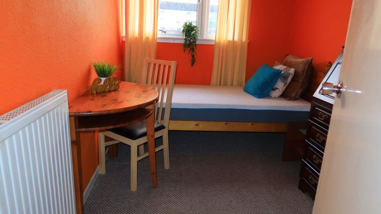 Clovenstone Park room for rent