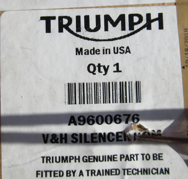 Triumph Bonneville 900 Scrambler Vance and Hines 2 into 1 exhaust pipes