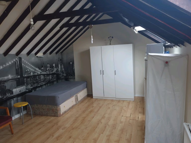 Large Loft Room Available in Thornton Heath