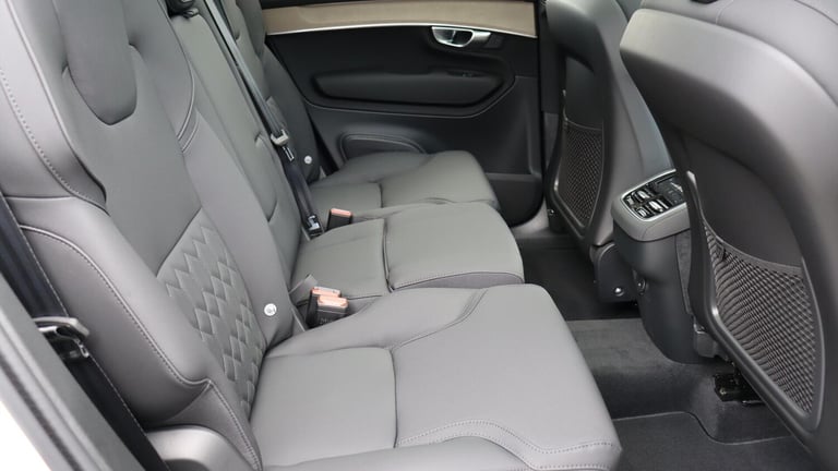 2025 Volvo XC90 B5 (P) AWD Plus Dark (Harman Kardon Sound, 360 Camera, Apple CarPlay, BLIS) ESTAT...