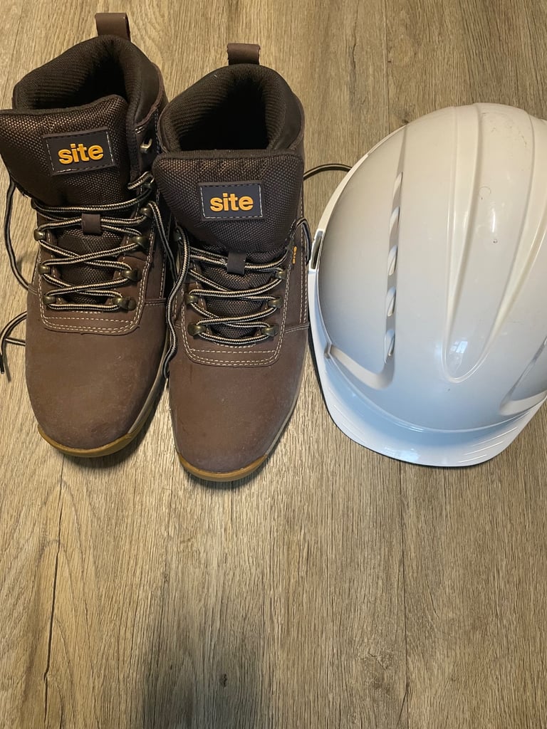 Safety shoes , Helmet in a very good condition 