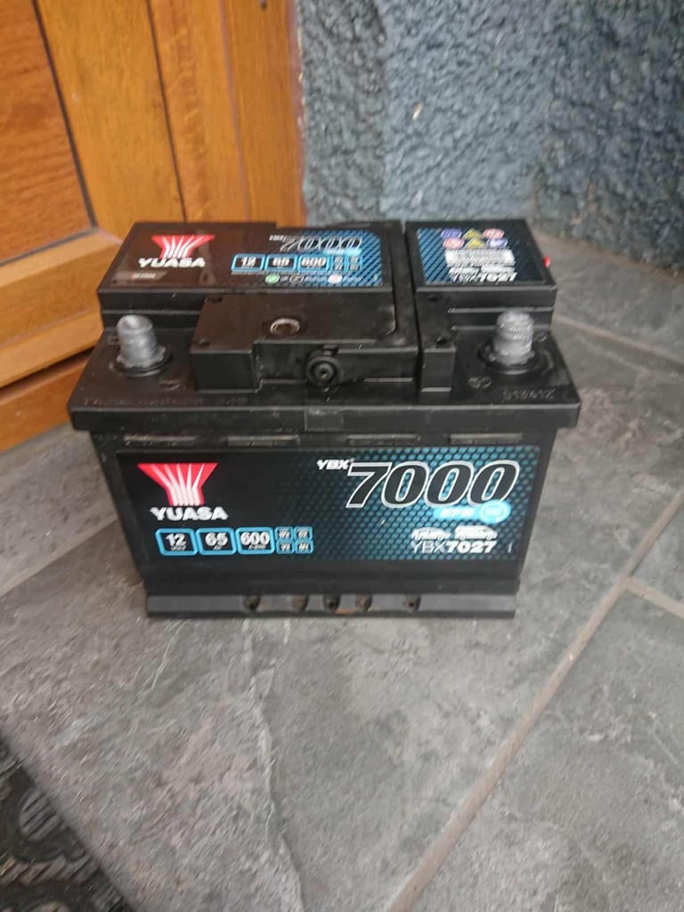 Like new car or van battery yuasa 12v  65ah 600a star - stop 