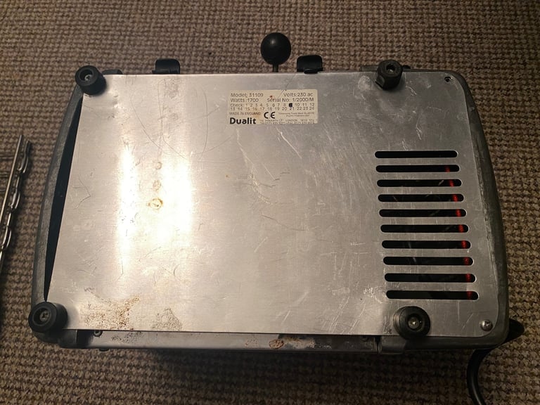 Dualit 3 slice toaster with sandwich holder.