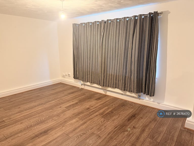 2 bedroom flat in Shorts Way, Rochester, ME1 (2 bed) (#2676470)