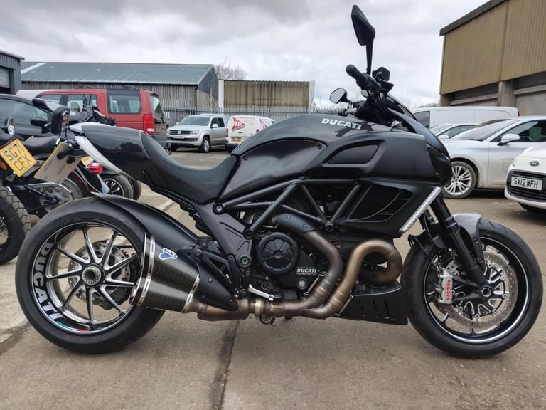 2011 61 DUCATI DIAVEL CARBON 1198 PERFORMANCE NAKED CRUISER MUSCLE 1200 HPI CLEA