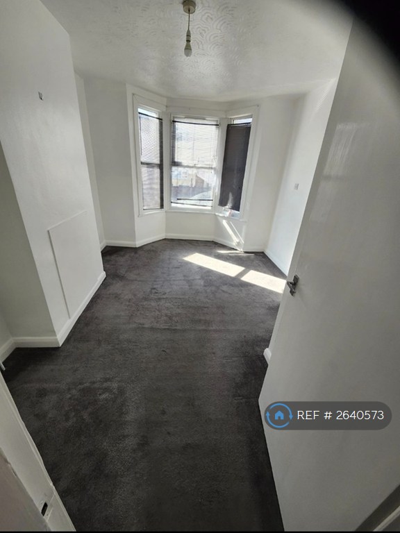 1 bedroom flat in Luton Road, Chatham, ME4 (1 bed) (#2640573)