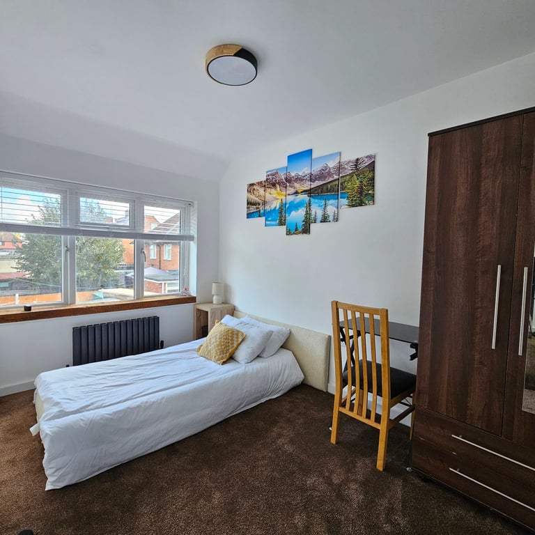 4 Bedroom House, Newly Renovated - open plan kitchen.