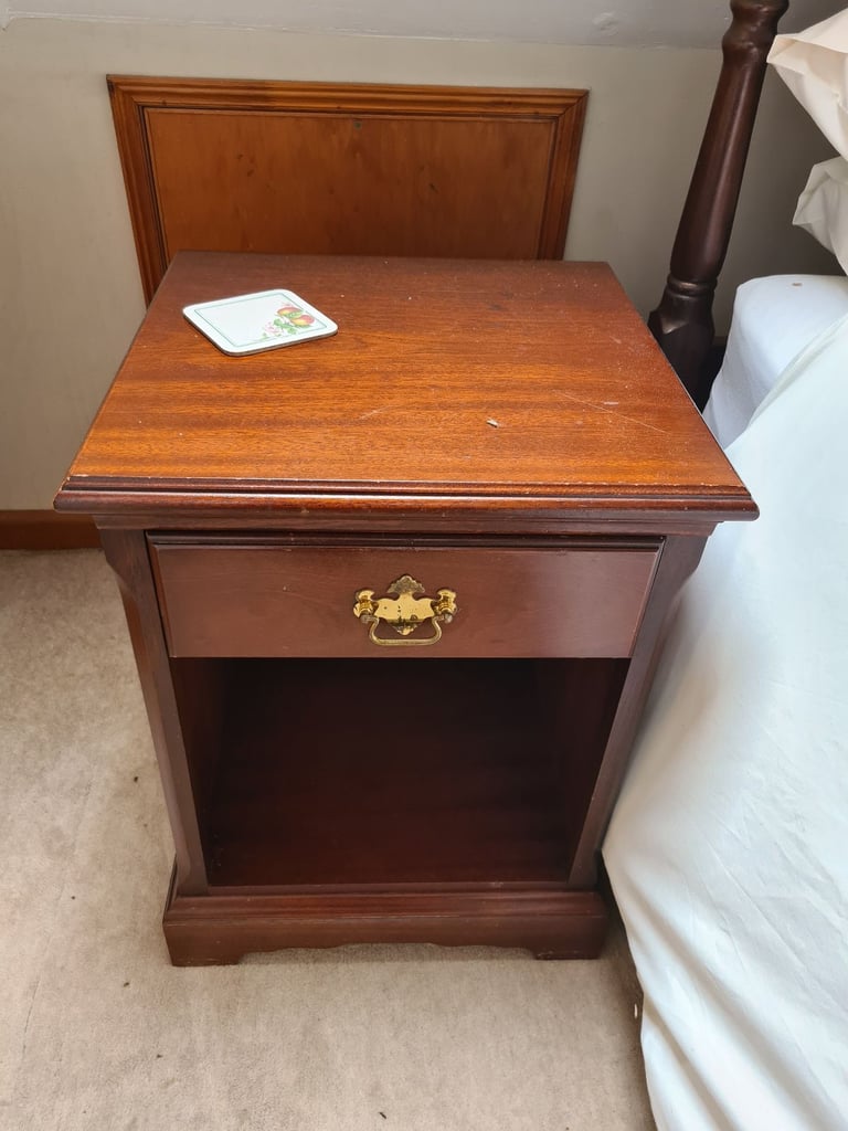 Mahogany Bedroom Furniture, Dark wood 