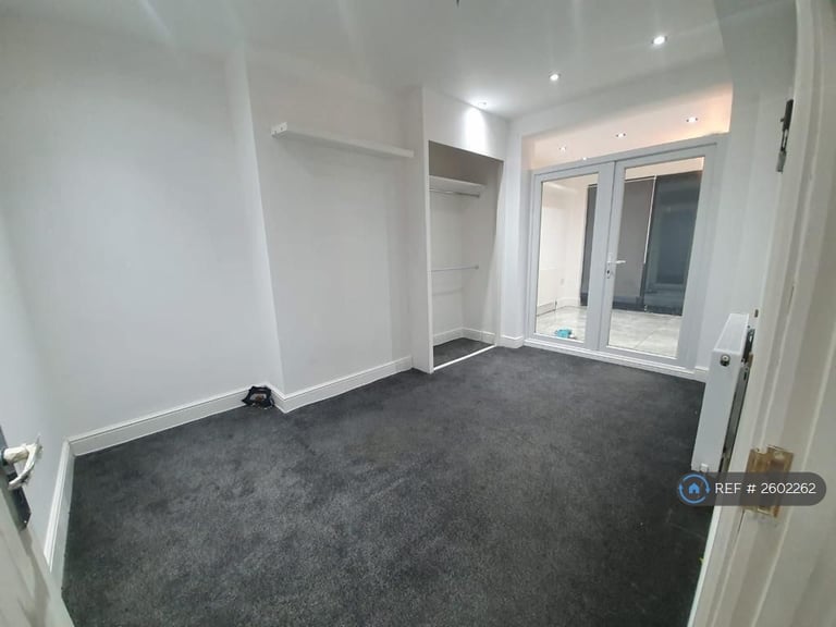 2 bedroom flat in London, London, N9 (2 bed) (#2602262)