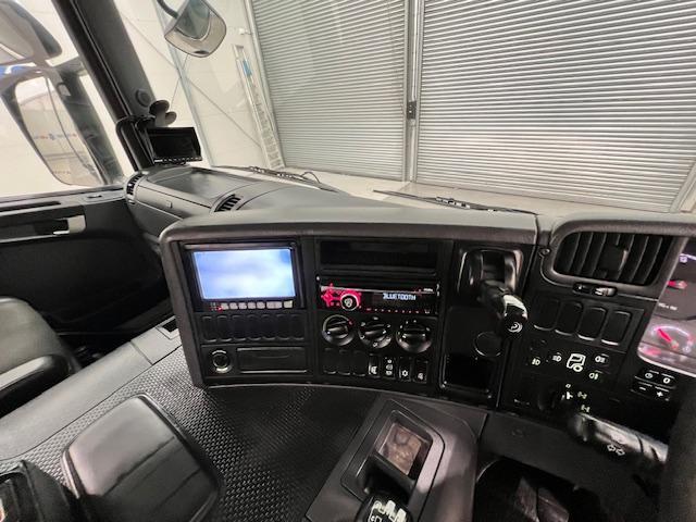 Scania P410 8x4 Rest Cab Hookloader Manual