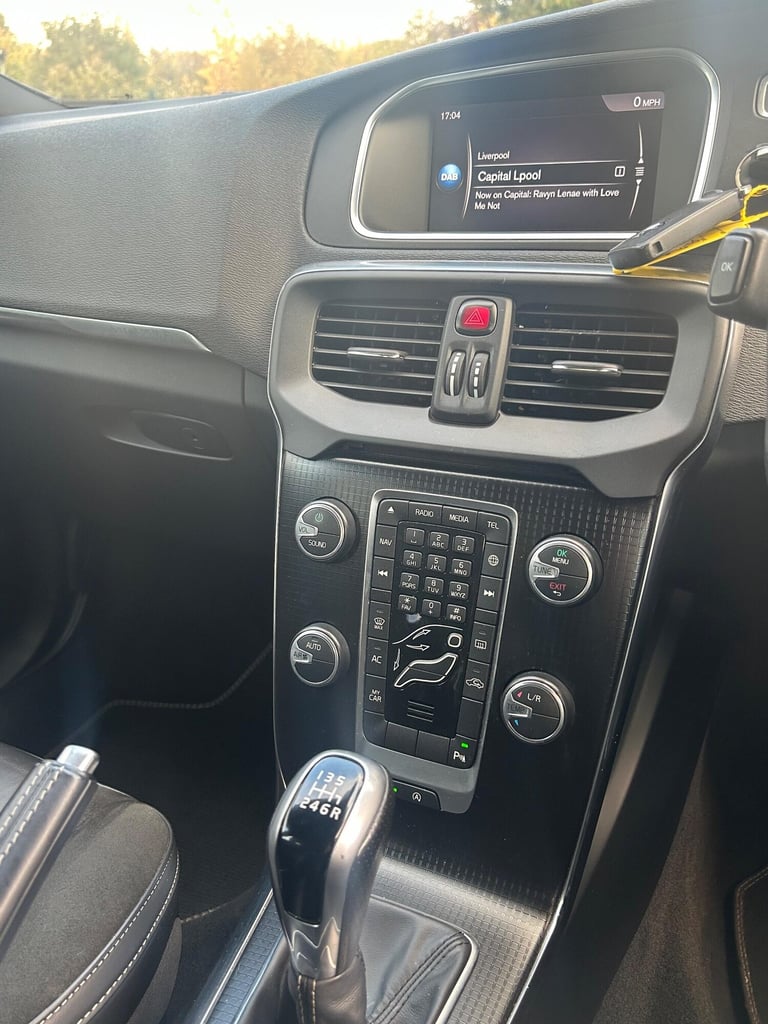 2018 Volvo V40 2.0 T2 R-Design Nav Plus Euro 6 (s/s) 5dr HATCHBACK Petrol Manual