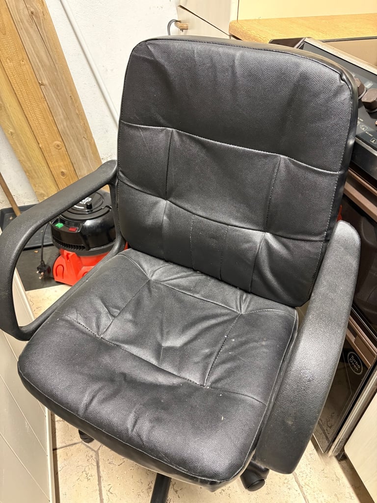 Black desk chair in great condition not used 