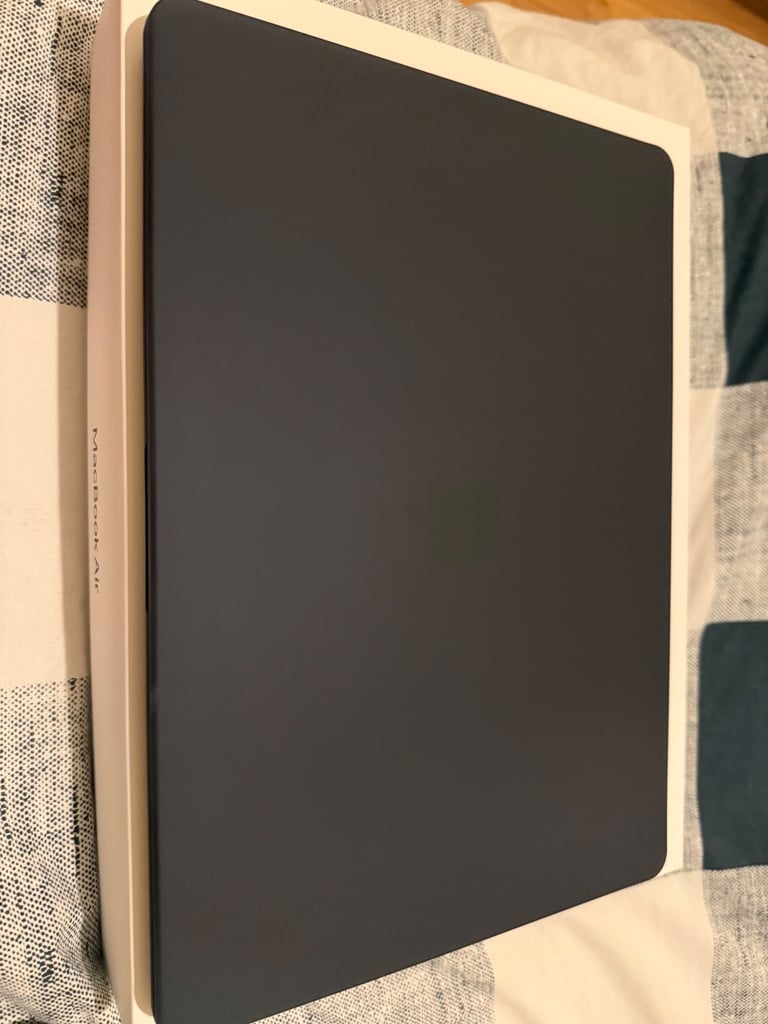 Apple MacBook Air 2025 15.3in M4 16GB 256GB - Midnight
