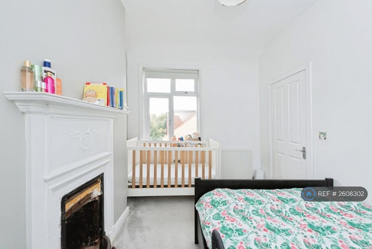 2 bedroom flat in Upper Richmond Road West, London, SW14 (2 bed) (#2608302)