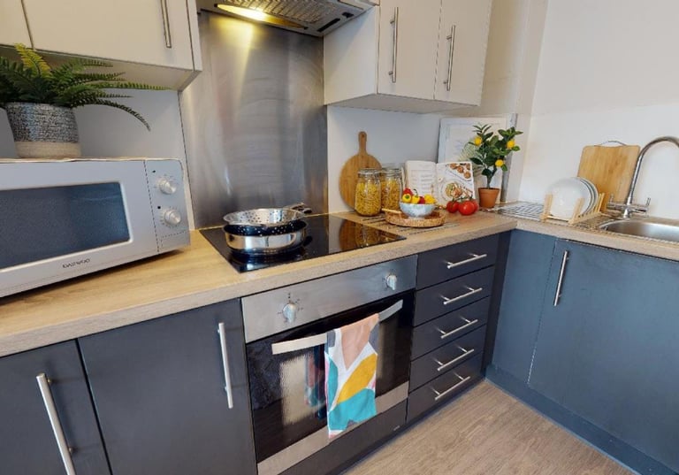 STUDENT ROOMS TO RENT IN MANCHESTER. SILVER TWO BED ROOM WITH BED, STUDY DESK AND CHAIR