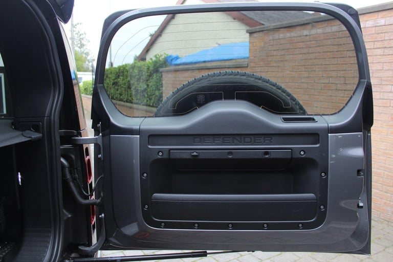 2023 Land Rover Defender 2.0 P400e X-Dynamic SE 110 5dr Auto ESTATE PETROL/ELECTRIC Automatic