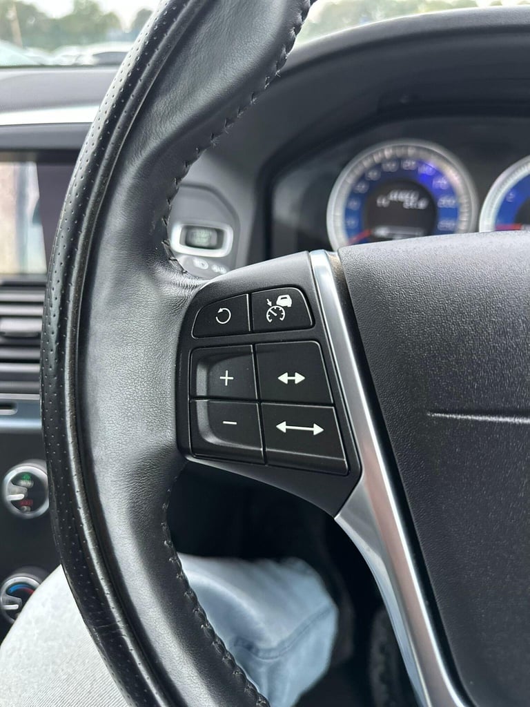 2025 Volvo XC60 2.0 T5 R-Design Premium SUV 5dr Petrol Powershift Euro 5 (240 ps) PETROL Automatic