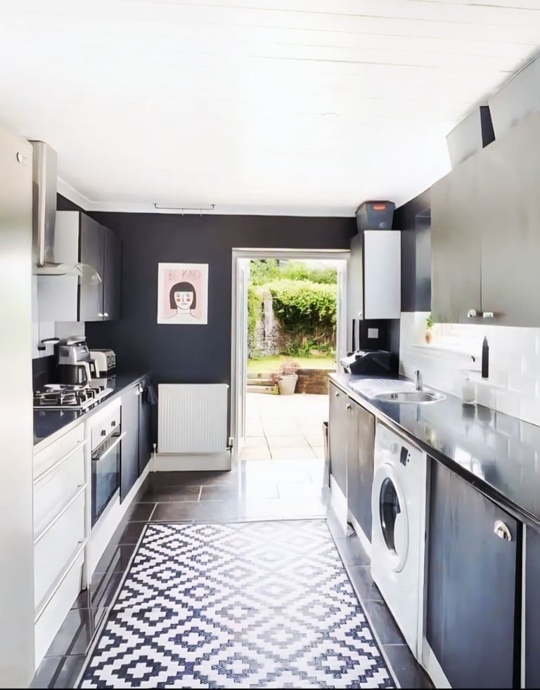 4 Bed. Seaside Townhouse with fast train link to London