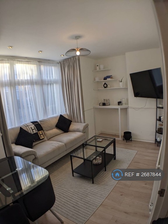 image for 1 bedroom flat in Percy Road, Hampton, TW12 (1 bed) (#2687844)